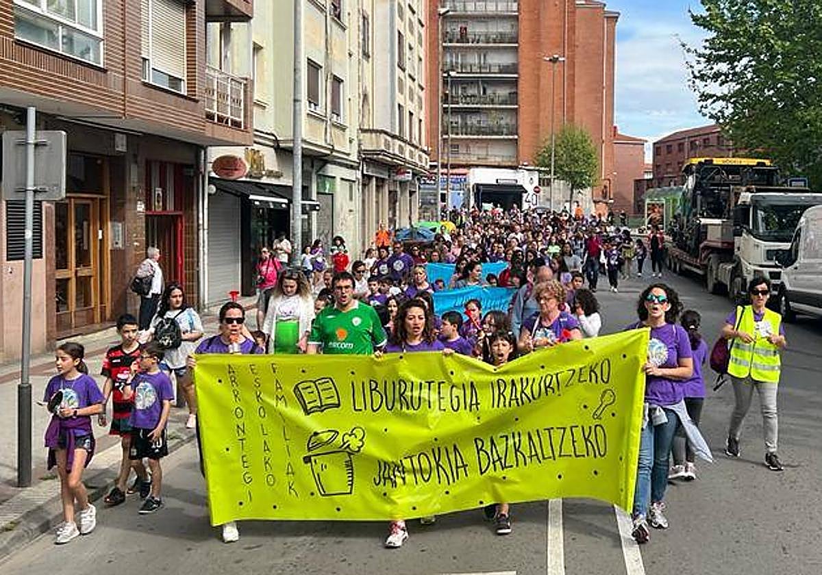 Marcha de los padres y madres del colegio Rontegi, el pasado mes de abril, a modo de protesta por el inicio de las obras en pleno curso.
