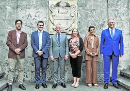 El rector de Deusto, Juan José Etxeberria; el lehendakari, Iñigo Urkullu; y la consejera Nerea Melgosa, con otros participantes en el congreso.