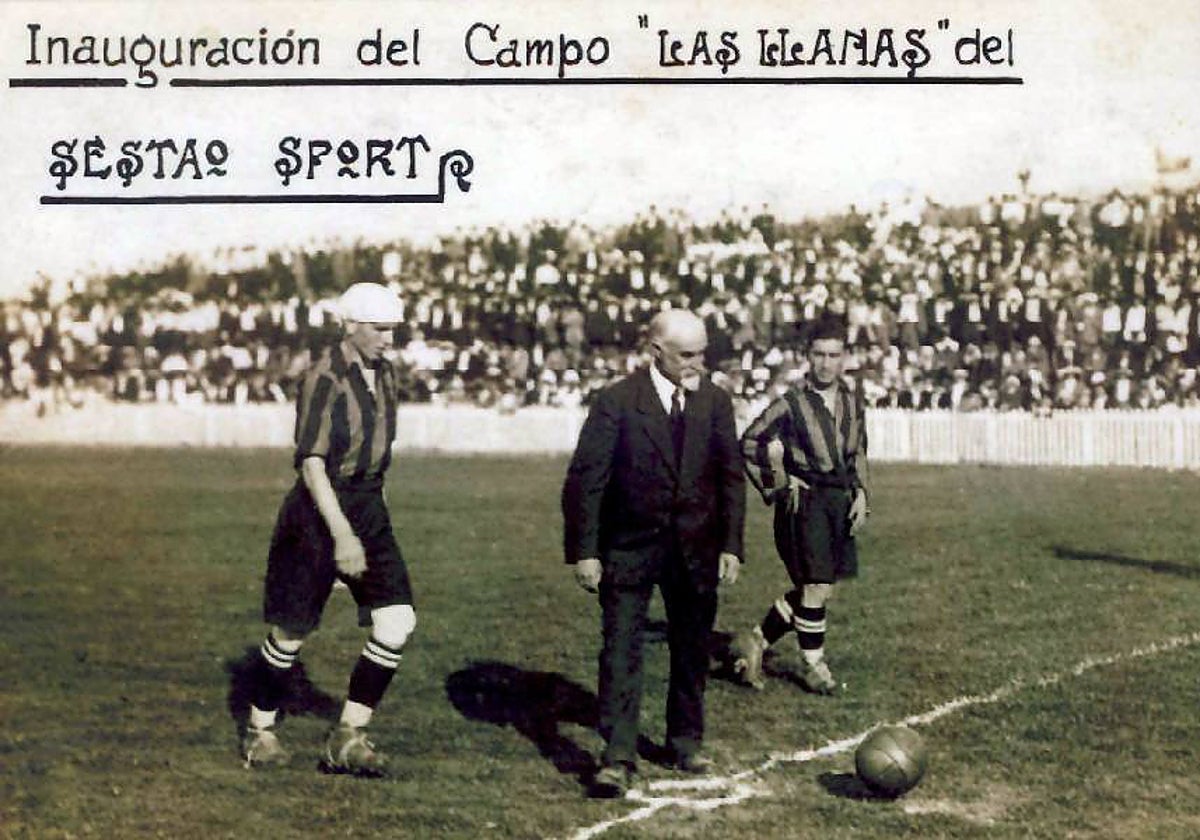 Saque de honor del señor Barguren en la inauguración del campo de Las Llanas.