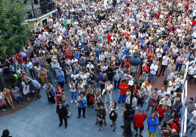 La lectura del pregón congregó en la plaza a decenas de mirandeses.