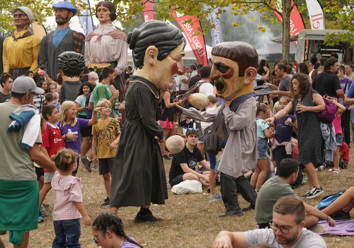 La romería de Olárizu cierra el verano con mojones, cucaña y reivindicaciones