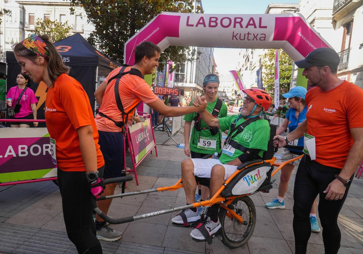 Un millar de participantes corren por el centro de Vitoria para concienciar sobre la ELA