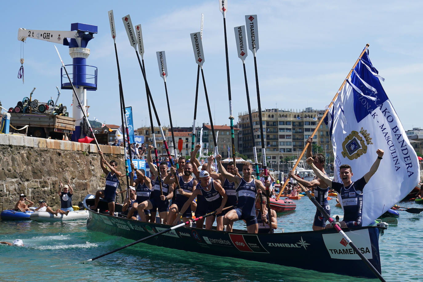 Las imágenes de la celebración de Urdaibai tras coronar La Concha