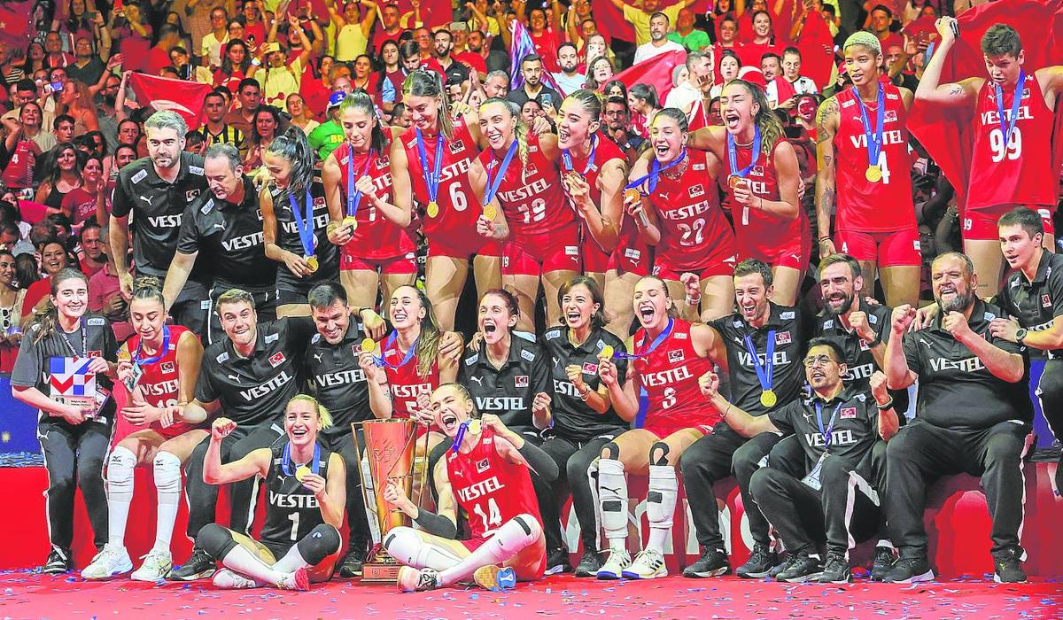 Éxito. Las jugadoras y el cuerpo técnico de la selección turca celebran la victoria.