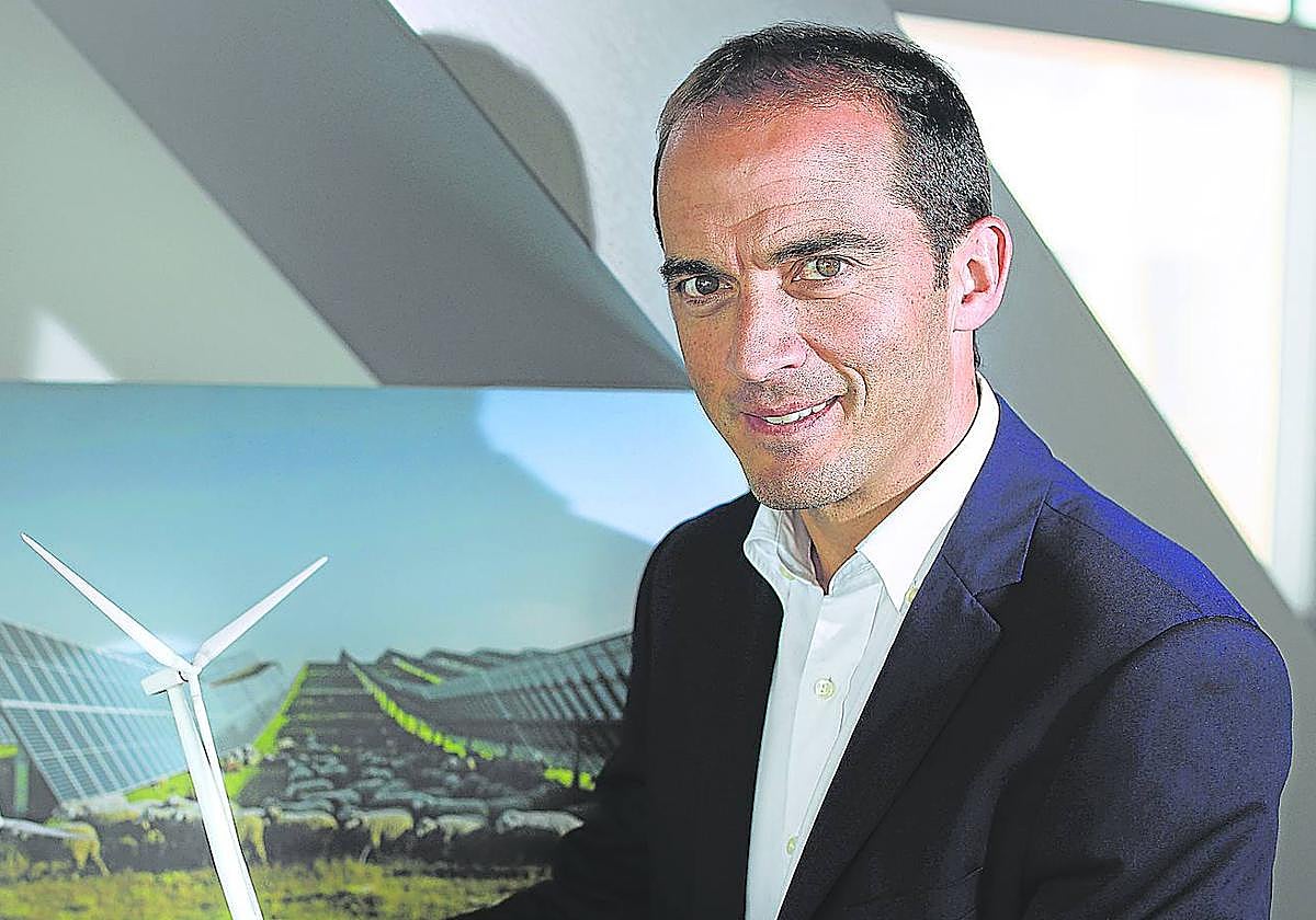 Iñigo Ansola en su despacho, instantes antes de la entrevista.