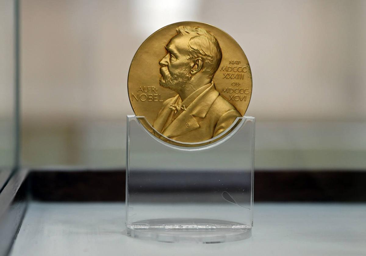 Fotografía de la medalla recubierta en oro otorgada por la academia sueca al Nobel de Literatura Gabriel García Márquez.