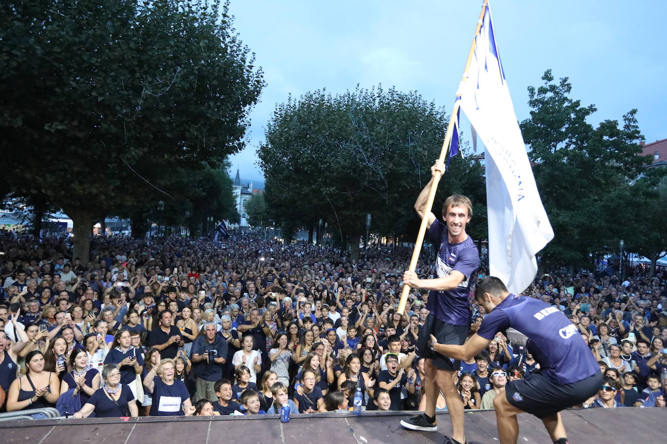 Bermeo rinde tributo a sus héroes