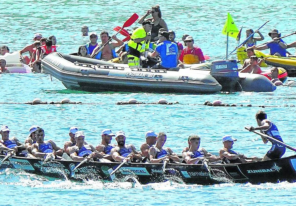 Urdaibai, arrollador de principio a fin, encara los metros finales de regata.