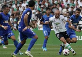 El exdelantero del Amorebieta Ekain, rodeado de jugadores azules.