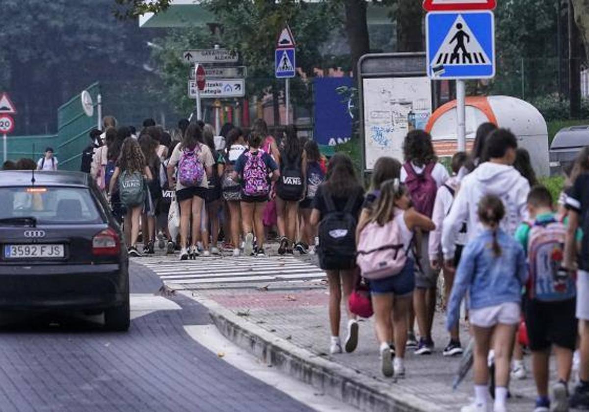 Alumnos de la ikastola Andra Mari acuden a clase este lunes.