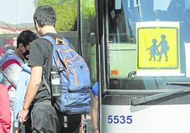 Pasajeros aguardan para acceder al autobús.