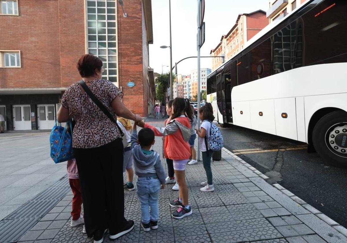 Alumnos de un colegio en Basurto llegan en autobús al centro.