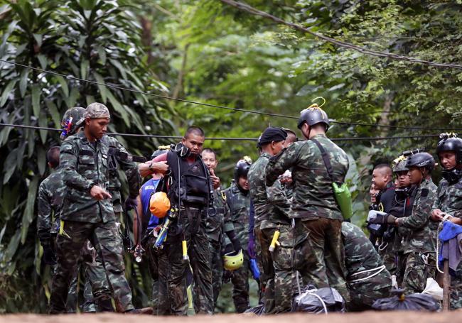 Soldados thailandeses en el rescate de los niños atrapados en la cueva de Tham Luang.