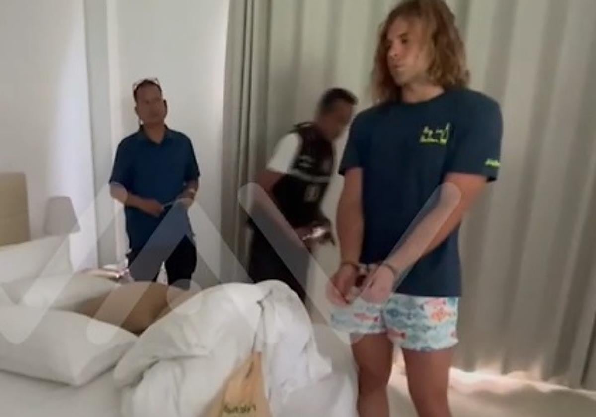 Daniel Sancho habla con las autoridades.