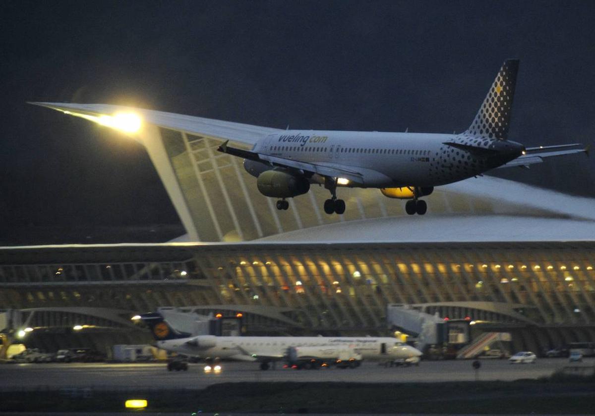 Un avión aterriza en Loiu de noche, en una imagen de archivo.