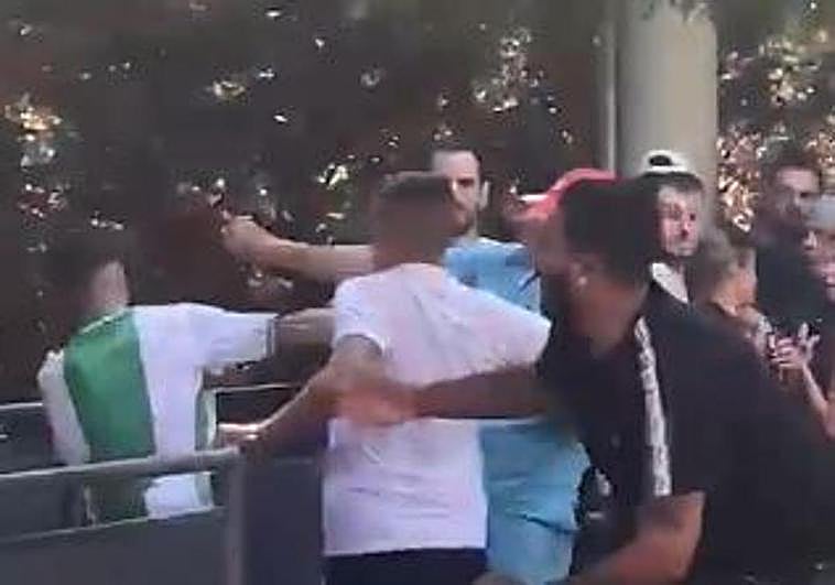 Pelea a puñetazos en una cola en Port Aventura