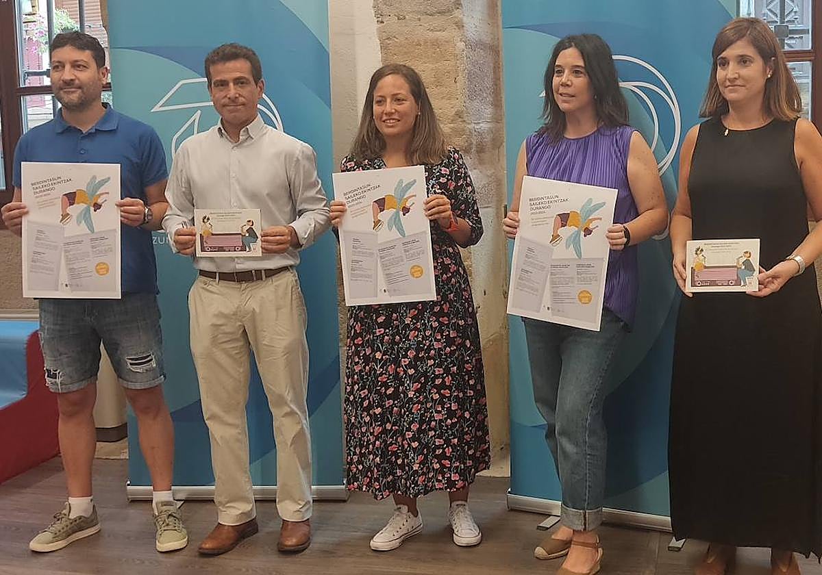 Representantes municipales posan en la presentación de los nuevos cursos que ofrecerá Andragunea entre los meses de octubre y mayo.