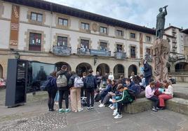 Un grupo de chavales aguarda su entrada en el Museo de la Paz ubicado en Foru plaza de Gernika.