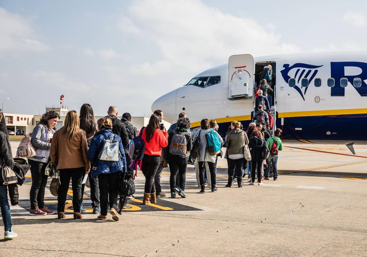 Un grupo de pasajeros sube a un avión en Foronda.