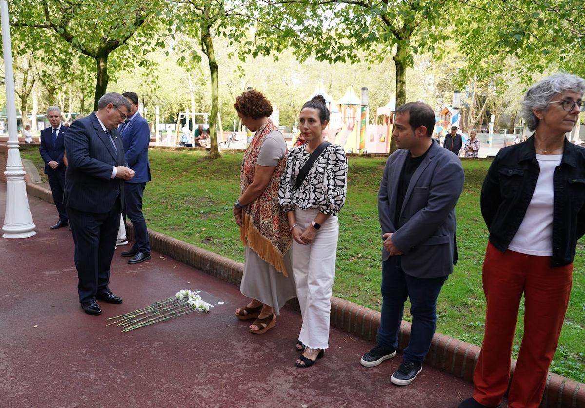 El alcalde Juan Mari Aburto, junto a otros ediles, observa la placa.