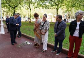 El alcalde Juan Mari Aburto, junto a otros ediles, observa la placa.