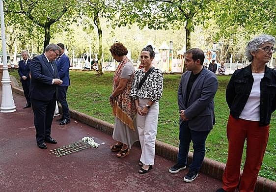 El alcalde Juan Mari Aburto, junto a otros ediles, observa la placa.