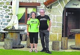 Los experimentados montañeros Yoli Martín y Joseba Elorrieta posan en la entrada al refugio.