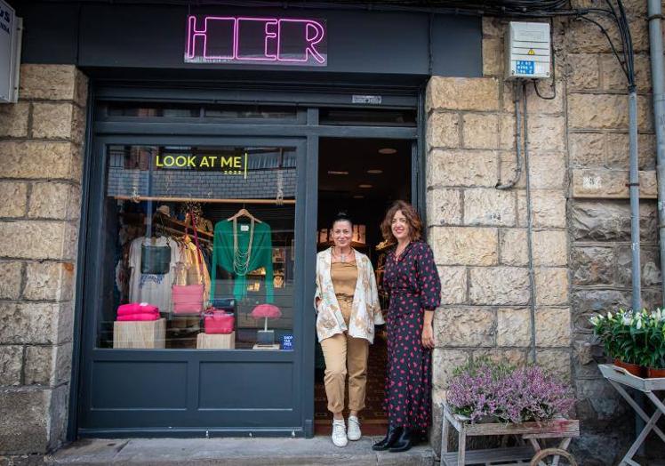 Imagen principal - Amaia y Nuria, en la tienda que montaron juntas en la calle Torrene. 