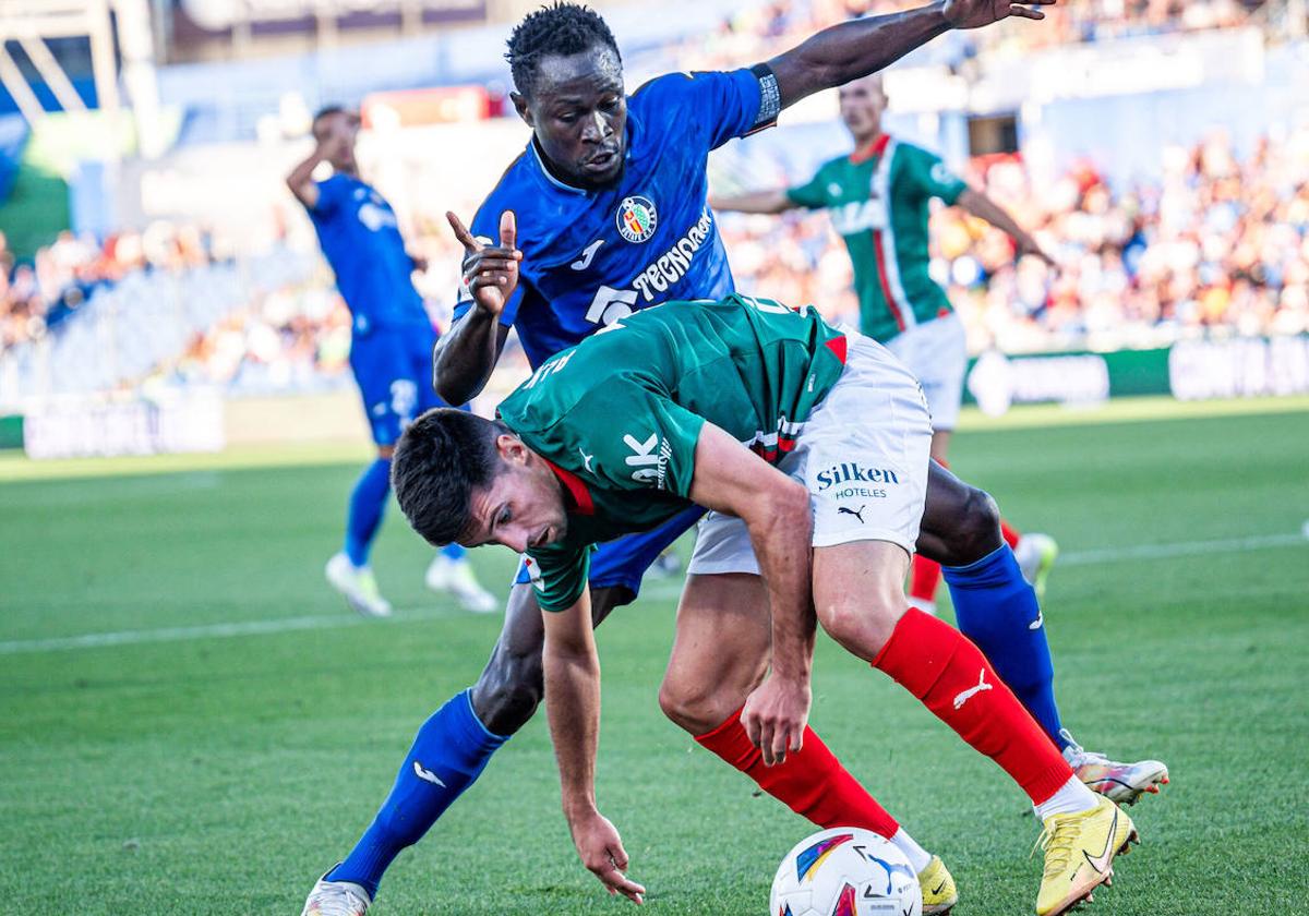 Alkain intenta proteger el balón de Djené en el último partido del Alavés como visitante.