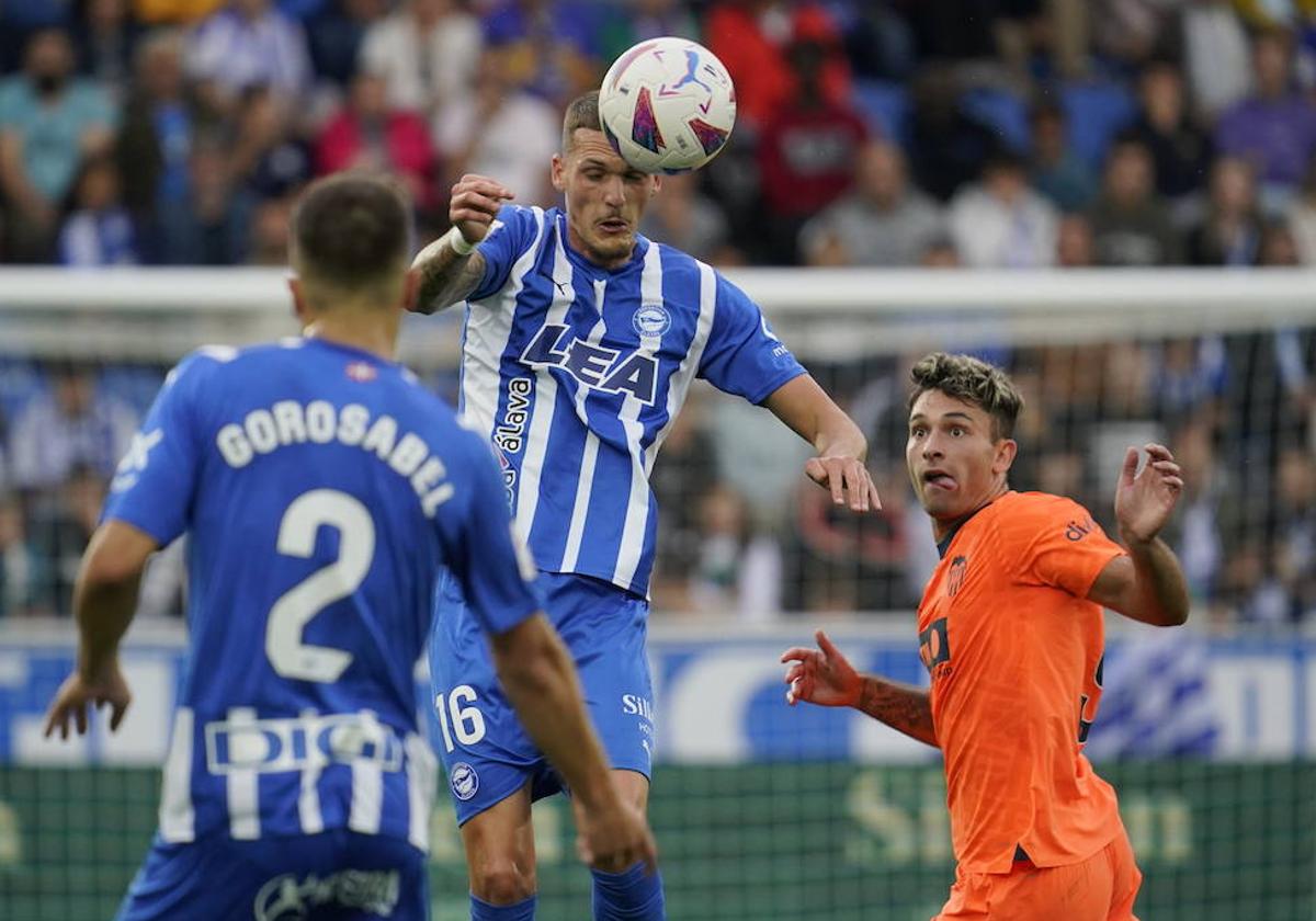 Rafa Marín despeja en presencia de Gorosabel.