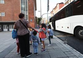 Unos 7.400 alumnos de centros públicos de Bizkaia y Álava se ven afectados por el conflicto en el transporte escolar.