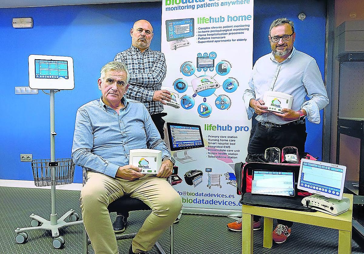 David Astruga, sentado, posa junto a los otros dos fundadores de Biodata Devices: Mariano Garzu y Daniel Pelaez.