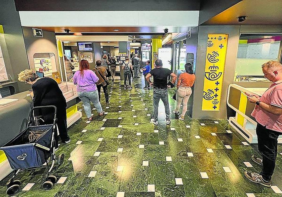 Usuarios en una oficina de Correos.