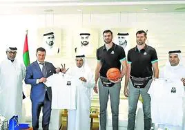 Autoridades de Dubái y miembros del Wolves presentan el acuerdo por el que el equipo jugará en el emirato.