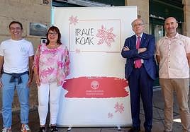 Antton De La Lama Sagardia Lekeitioko Kultura zinegotzia, Miren Agur Meabe idazlea, Andres Urrutia euskaltzainburua eta Ander Aldazabal Etxeberria alkatea, Irailekoak egitasmoaren aurkezpenean.