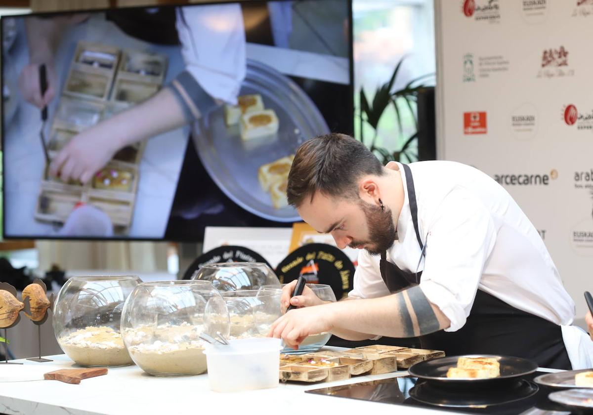 El pintxo ganador se asemeja a una esponja marina rellena de un guiso de mar con una tosta de camarones.