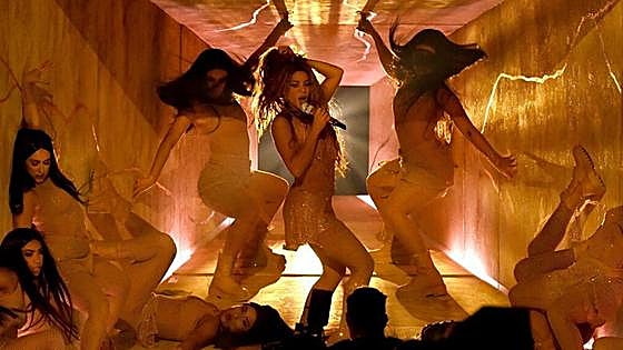 Shakira se convierte en la reina de los premios VMAs con una actuación digna de la 'Super Bowl'