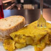 Un bar de Bilbao busca hacer la mejor tortilla de patatas de España