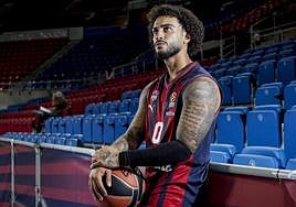 Howard mira las gradas vacías del Buesa durante el 'media day'.