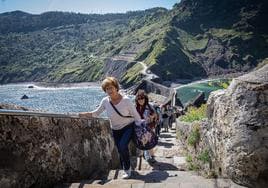 San Juan de Gaztelugatxe, en Bermeo, es uno de los enclaves naturales más visitados de Bizkaia.