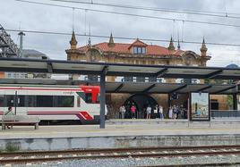 Un tren entra en la estación de Llodio.