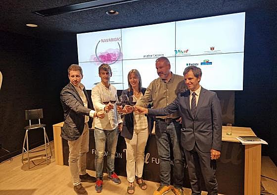 Los representantes institucionales brindan con vino tras la presentación de la Fiesta de la Vendimia.