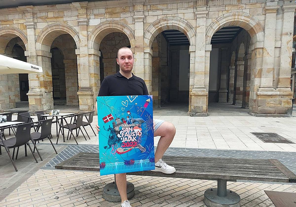 Oier Gamiz posa con el cartel ganador cerca a pocos metros del Ayuntamiento de Durango.