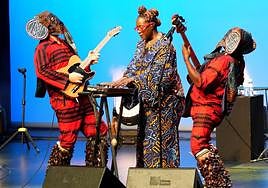 Con dos músicos disfrazados de elefantes y con percusión conchas.