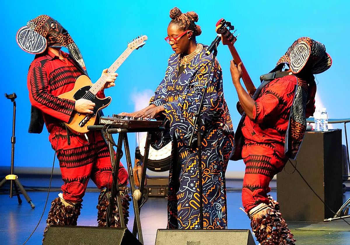 Con dos músicos disfrazados de elefantes y con percusión conchas.