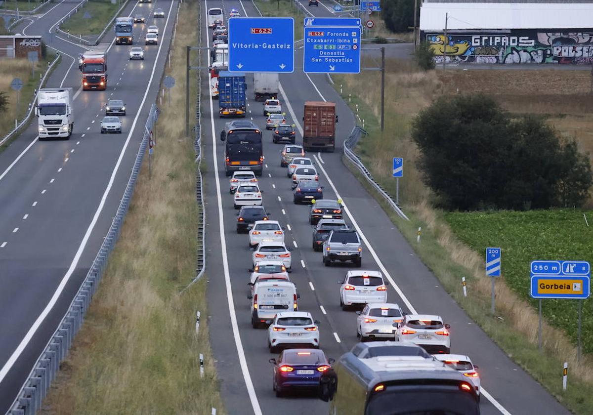 La caravana organizada por 'Ertzainas en lucha' ha ralentizado el tráfico en la entrada a Vitoria por la N-622.