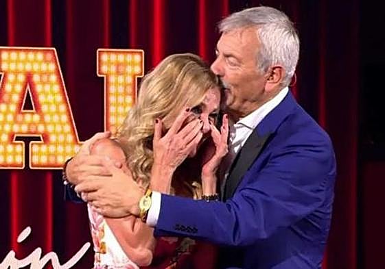 Carlos Sobera rompe a llorar al ver imágenes del hijo fallecido de Ana Obregón