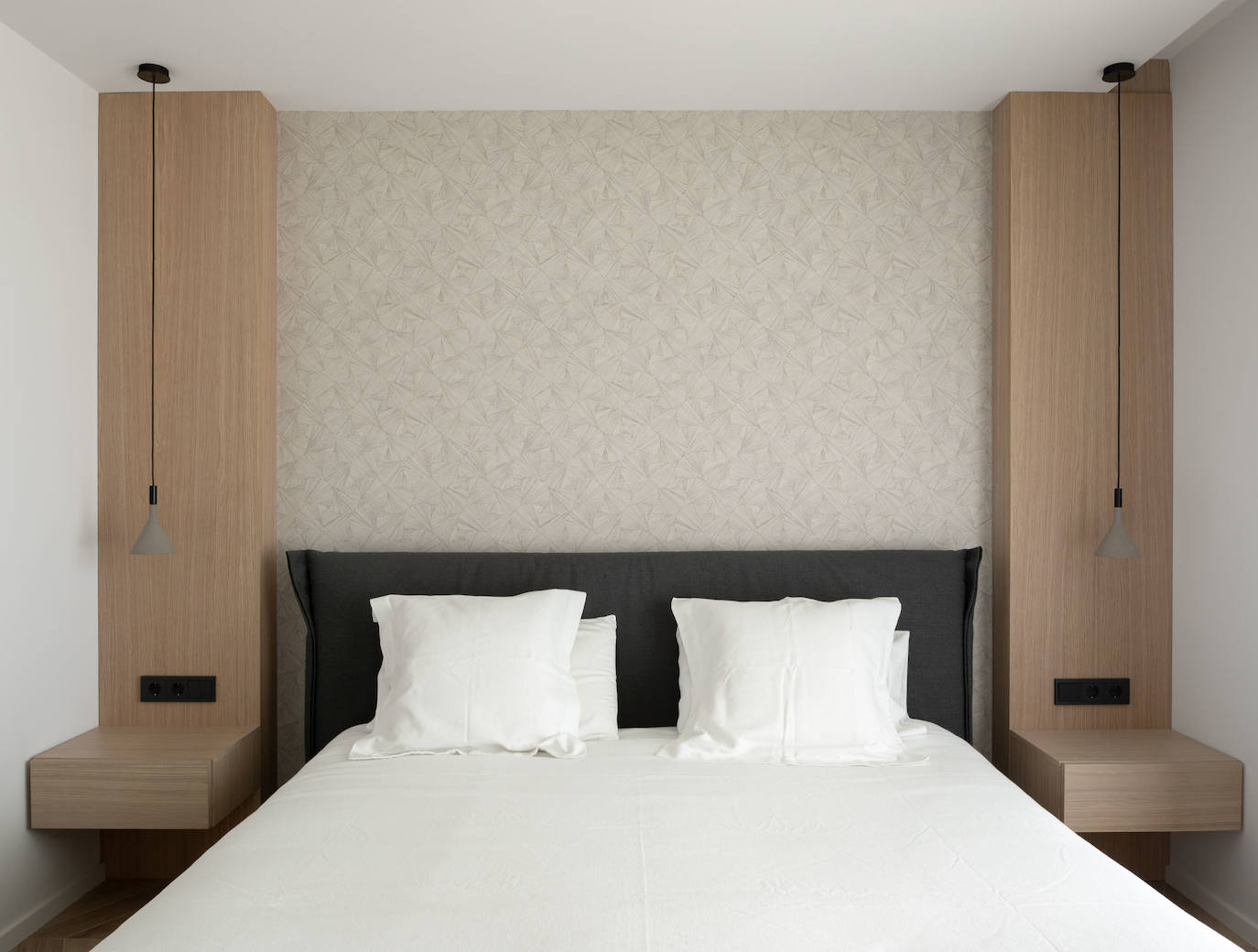 En las habitaciones, se ha priorizado el espacio, por eso, en esta en concreto se han puesto luminarias colgantes.