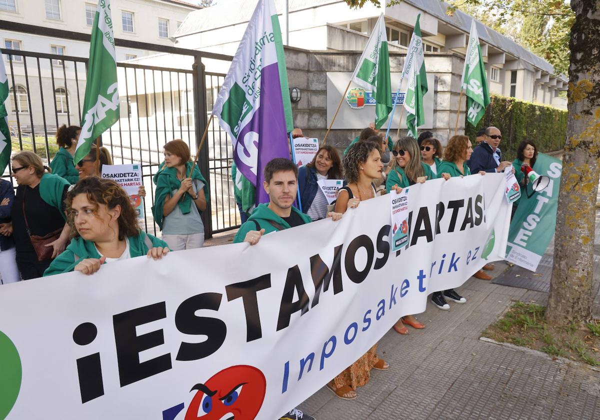 El Sindicato de Enfermería de Euskadi ha convocado hoy un acto de protesta frente a los Servicios Centrales de Osakidetza.