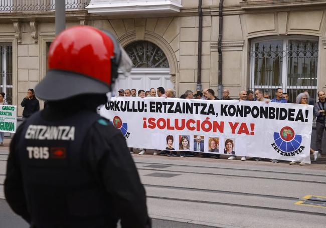 Representantes sindicales de la Ertzaintza se concentran frente al Parlamento vasco.